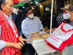 Presiden Joko Widodo Cek Harga Bahan Pangan di Pasar Kemuning Pontianak