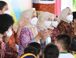 Iriana Joko Widodo dan OASE KIM Belajar dan Bermain dengan Anak-anak di Sumatra Selatan