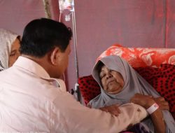 Menhan Prabowo Subianto Turun Langsung Serahkan Bansos Bagi Korban Gempa di Cianjur