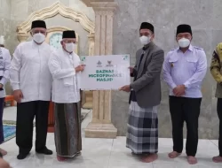 Usai Salat Jumat, Wapres Ma’ruf Amin Serahkan Bantuan BAZNAS Microfinance Masjid