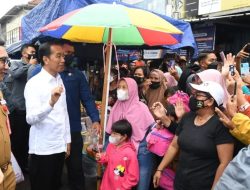 Presiden Joko Widodo Berikan Bansos kepada Para Pedagang di Pasar Baru Subang