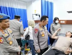 Jenguk Korban Bom Bunuh Diri, Kapolri Listyo Sigit Prabowo: Tetap Semangat Lindungi Masyarakat