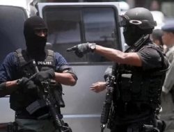 Densus 88 Antiteror Polri dan Polda Jabar Olah TKP Bom Bunuh Diri Bandung