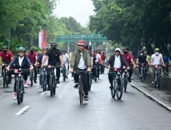 Awali Keketuaan ASEAN 2023, Presiden Joko Widodo Bersepeda dan Jalan ke Bundaran HI