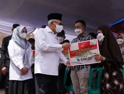 Kunjungi Ponpes Al-Bahjah Cianjur, Wapres Ma’ruf Amin Serahkan Bantuan Gempa