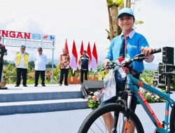 Di Bendungan Kuwil Kawangkoan, Presiden Joko Widodo Berikan Kuis Berhadiah Sepeda