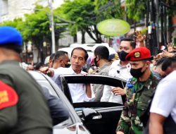 Antusiasme Masyarakat Sambut Kunjungan Presiden Joko Widodo dan Ibu Iriana di Pasar Anyar