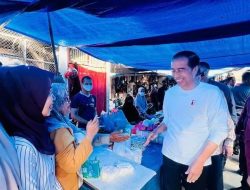 Kunjungi Pasar Batuphat Timur, Presiden Joko Widodo Cek Harga Komoditas sambil Berbelanja