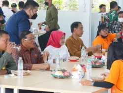 Tinjau Hunian Pekerja Konstruksi IKN, Presiden Joko Widodo Makan Bersama Para Pekerja 