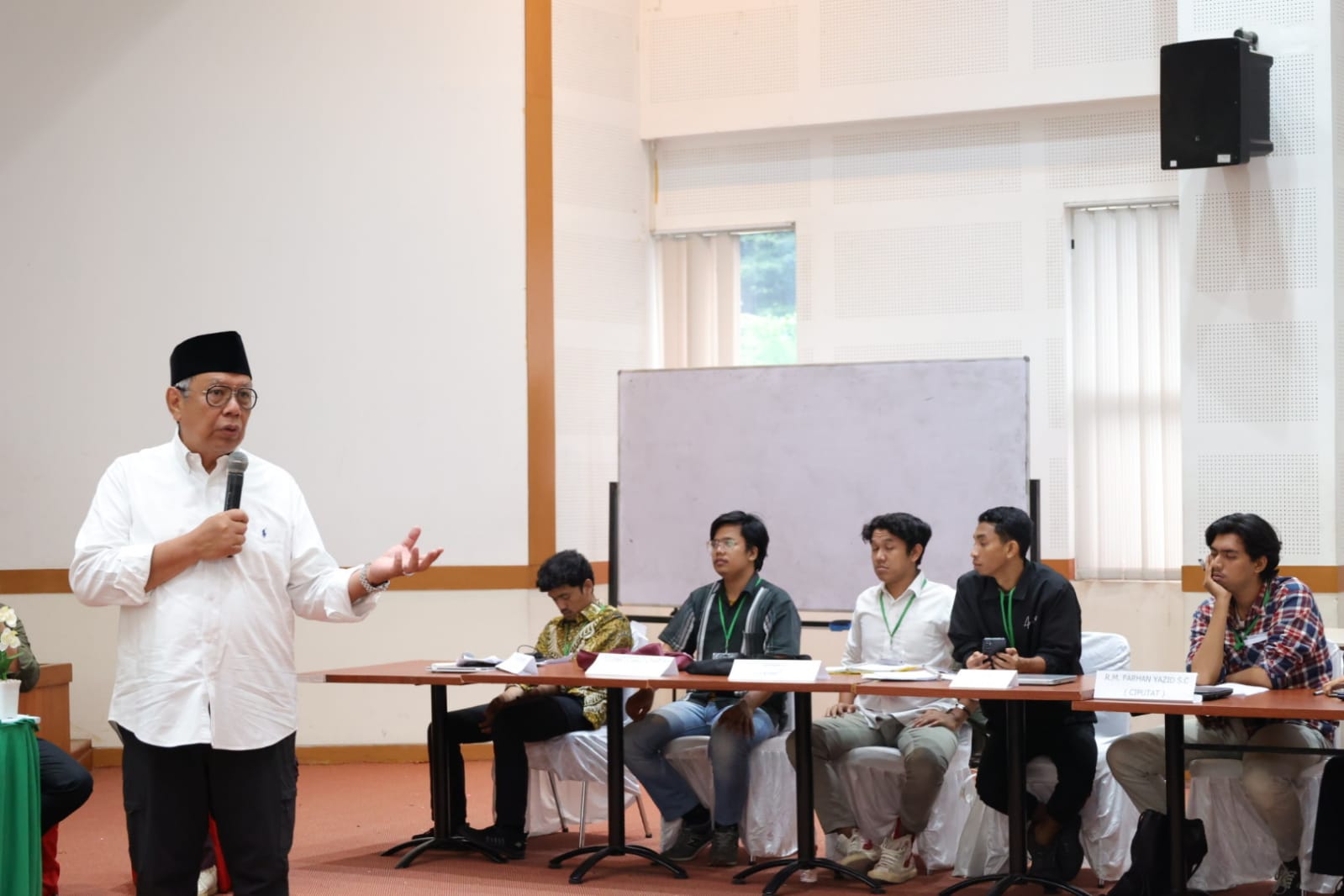 Benyamin Davnie saat mengisi materi Latihan Kader (LK) II Regional HMI Cabang Ciputat, dengan tema "Indonesia Outlook 2023: Peran Pemerintah Daerah, Partisipasi & Pengawasan dalam Pemilu 2024," di Pusat TIK Nasional UIN Jakarta, pada Minggu (26/2).