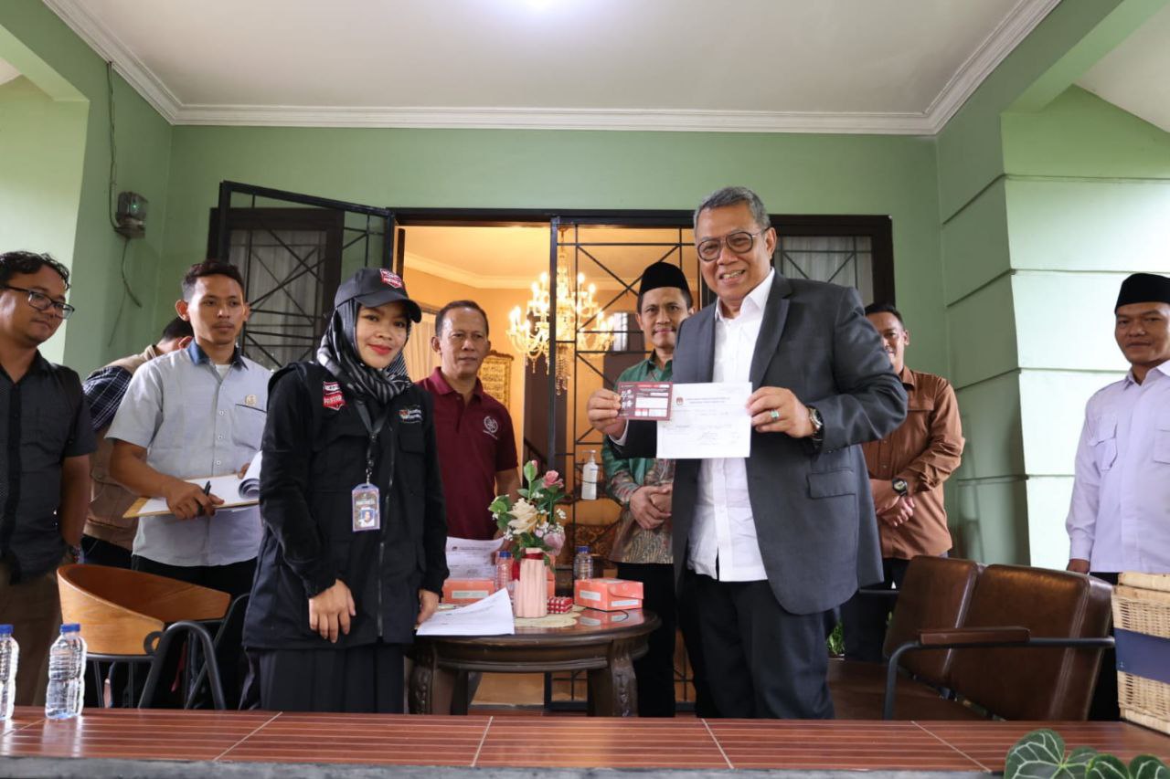 Tahapan pelaksanaan Coklit (Pencocokan dan Penelitian) untuk pemutakhiran data pemilih di Kota Tangerang Selatan mulai dilakukan. Kegiatan Coklit tersebut diawali oleh Petugas Pemutakhiran Data Pemilih (Pantarlih) dengan mendatangi rumah pribadi Wali Kota Tangerang Selatan Benyamin Davnie, di Lengkong Karya, Serpong Utara, pada Senin (13/02).

Usai melakukan Coklit, Benyamin mengatakan bahwa pelaksanaan Coklit jadi bagian penting dalam kesuksesan penyelenggaraan Pemilu. Karena dari sini lah data pemilih akan dicocokkan dengan kondisi di lapangan untuk pelaksanaan Pemilu 2024.

"Ya alhamdulillah hari ini saya sudah didatangi petugas panitia pendaftaran pemilih Lengkong Karya dan saya sudah terdaftar di TPS 19 untuk Pemilu tahun 2024," ujar Benyamin.

Untuk itu, ia juga berpesan kepada seluruh masyarakat bahwa kehadiran Pantarlih di rumah-rumah warga nantinya dapat diterima. Dan untuk mempercepat pencocokan data, ia mengimbau agar disiapkan kartu identitas.

"Nantinya masyarakat akan didatangi petugas Pantarlih, yang perlu disiapkan adalah identitas kependudukan baik KTP, Kartu Keluarga maupun identitas pendukung lainnya," ucapnya.

Termasuk mengajak kepada seluruh warga Tangerang Selatan untuk segera memiliki kartu identitas digital.

Ia meyakini dengan data yang mutakhir, valid dan faktual tentunya akan mendukung kelancaran pelaksanaan Pemilu 2024. Hal ini utamanya dalam menekan angka golput dan proses pencarian TPS.

"Ya Coklit harus disukseskan oleh semua pihak. Ini penting agar data pemilih bisa sesuai dengan mereka yang memiliki hak pilih," ujarnya.

Harapan yang sama juga dilontarkan Ketua KPU Tangsel, M. Taufiq MZ, terutama soal kedatangan petugas Pantarlih nantinya ke rumah-rumah warga untuk melakukan pemutakhiran data.

"Imbauan Wali Kota juga kita berharap dapat diikuti oleh seluruh masyarakat se-Tangerang Selatan," ucapnya.

Hal ini penting dalam rangka menyusun dan memutakhirkan data pemilih lebih akurat, komprehensif dan termutakhir.

Pelaksanaan Coklit akan digelar dari tanggal 12 Februari hingga 14 Maret 2023. 