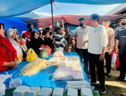 Kunjungi Pasar Batuphat Timur, Presiden Joko Widodo Cek Harga Komoditas sambil Berbelanja