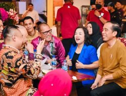 Presiden Joko Widodo Makan Durian Bersama Pemred