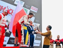Presiden Joko Widodo Saksikan Seri Perdana F1 Powerboat di Danau Toba