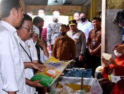 Presiden Joko Widodo Cek Harga Kebutuhan Pokok di Pasar Beran Ngawi