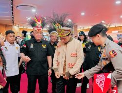 Beri Presiden Joko Widodo Jaket, Eunike: Karena Bapak Presiden Stylish