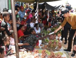 Presiden Joko Widodo Sapa Pedagang dan Bagikan Bansos di Pasar Youtefa Lama