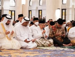 Awali Penggunaannya untuk Umum, Wapres Ma’ruf Amin Salat Subuh Berjamaah di Masjid Raya Syekh Zayed Solo
