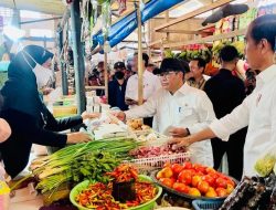 Kunjungi Pasar Malindungi, Presiden Joko Widodo Bagikan Bansos dan Cek Harga Kebutuhan Pokok