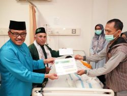 Jefridin Besuk dan Berikan Bantuan kepada Korban Luka Bakar di RSUD Embung Fatimah