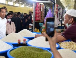 Tinjau Pasar Tramo, Presiden Joko Widodo Cek Harga Kebutuhan Pokok dan Beli Cabai