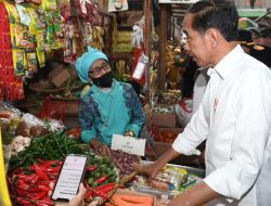 Presiden Joko Widodo Cek Harga Kebutuhan Pokok di Pasar Kelapa Cilegon