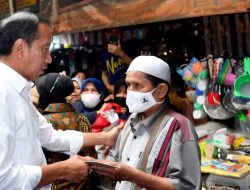 Presiden Joko Widodo Bagikan “THR” ke Pedagang Pasar di Depok