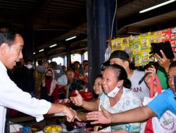 Presiden Joko Widodo Cek Harga dan Ketersediaan Bahan Pangan di Pasar Minggu