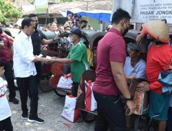 Presiden Joko Widodo dan Ibu Iriana Bagikan Bantuan untuk Pedagang dan Masyarakat