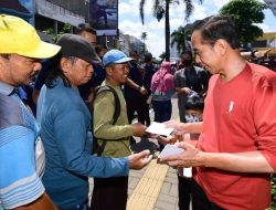 Jelang Lebaran, Presiden Joko Widodo Bagikan “THR” ke Pedagang di Pasar Legi Kota Surakarta