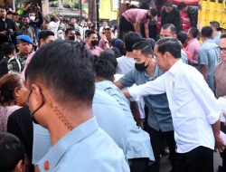 Presiden Joko Widodo Bagikan Sembako hingga Hamper untuk Masyarakat di Kota Bogor