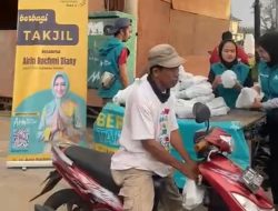 Bagi-bagi Takjil, Relawan Banten Maju Bersama Tiru Keteladanan Airin Rachmi Diany