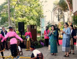Iriana Joko Widodo Ajak Para Pendamping Pemimpin ASEAN Melihat Aktivitas Berbasis Budaya NTT