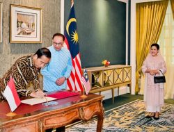 Presiden Joko Widodo dan Ibu Iriana Disambut PM Malaysia dan Istri di Seri Perdana