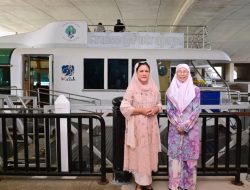 Ibu Iriana Joko Widodo dan Dato’ Seri Dr Wan Azizah Keliling Danau Putrajaya dengan Kapal Pesiar