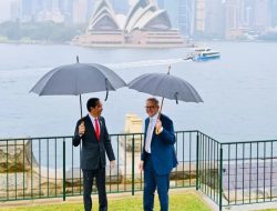 PM Australia Ajak Presiden Joko Widodo Berkeliling Admiralty House, Meski Hujan