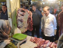 Kunjungi Pasar Cihapit, Presiden Joko Widodo Tinjau Harga dan Sapa Warga