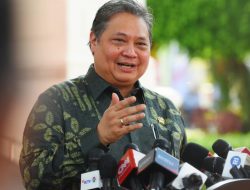 Menko Ekon Airlangga Hartarto: Presiden Joko Widodo Pimpin Rapat Bahas Restrukturisasi Kredit UMKM