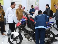 Presiden Joko Widodo Tinjau Kegiatan Pembelajaran di SMKN 2 Bengkulu Tengah