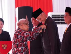 Wapres Ma’ruf Amin Anugerahkan Satyalancana Pembangunan dan Satyalancana Wira Karya pada Puncak Peringatan Harganas ke-30