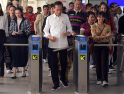 Kesan Para Penggiat Seni Saat Diajak Presiden Joko Widodo Naik LRT