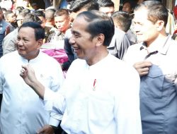 Momen Menhan Prabowo Subianto Dampingi Presiden Joko Widodo Blusukan di Pasar Grogolan