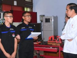 Presiden Joko Widodo Bersama Ganjar Pranowo Tinjau Aktivitas Pembelajaran di SMKN Jateng