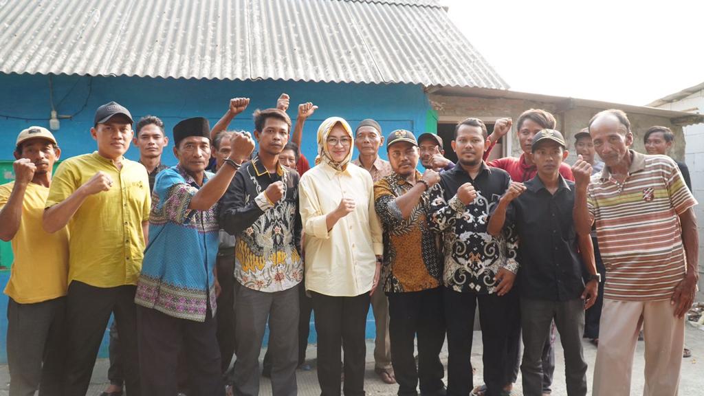 Ketua Pengurus Pusat Kesatuan Perempuan Partai Golkar (KPPG), Airin Rachmi Diany bertemu dengan sejumlah Nelayan di wilayah Pakuhaji, Kabupaten Tangerang, pada Selasa (15/8/2023).