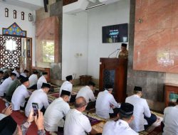 Khutbah Jumat, Menko PMK Paparkan Soal Perjuangan Merdeka dari Kemiskinan