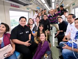 Presiden Joko Widodo Naik LRT Jabodebek Bersama Para Penggiat Seni Tanah Air