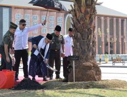 Wapres Ma’ruf Amin Lakukan Penanaman Pohon Kurma di Pelataran Masjid Syarif Abdurachman