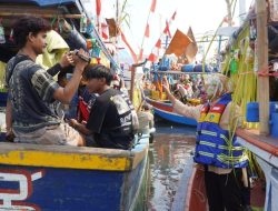 Disambut Antusias, Airin Rachmi Diany Ikuti Pawai Perahu Bersama Nelayan