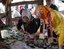 Kunjungi Kampung Budaya Kemuning, Airin Diajak Ikut Membatik