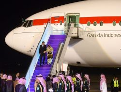 Dari RRT, Presiden Jokowi dan Ibu Iriana Tiba di Riyadh